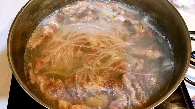 快手菜 水煮羊肉片,加入粉丝煮2分钟