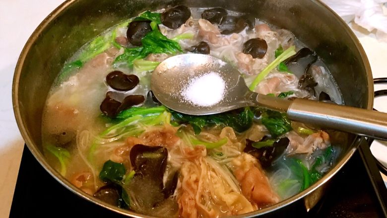 快手菜 水煮羊肉片,加入精盐调味