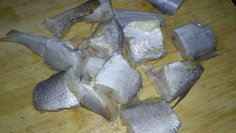 咸鱼豆腐煲,咸鱼切块,并用厨房纸擦干表面水分