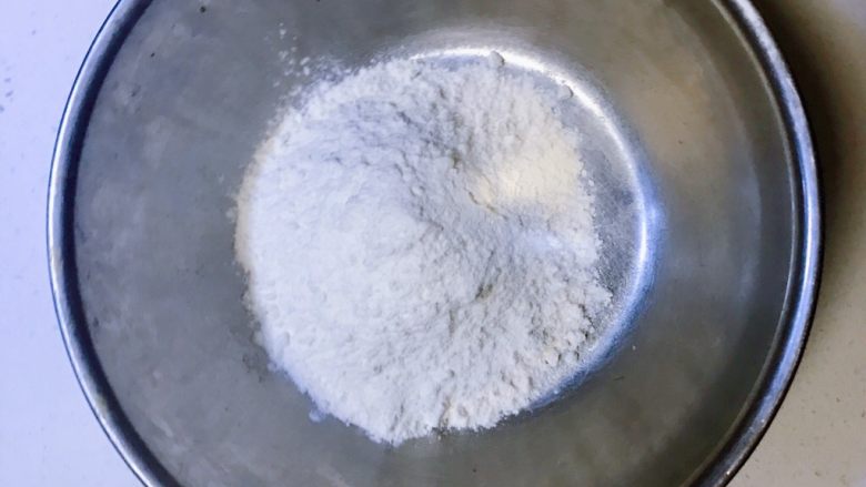 咸香芝士司康(酵母版),面粉和盐混合均匀