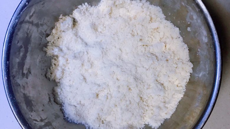 咸香芝士司康(酵母版),带一次性手套,把黄油均匀搓进面粉中,直到面粉呈玉米面的状态;
如果没有一次性手套就套一个保鲜袋