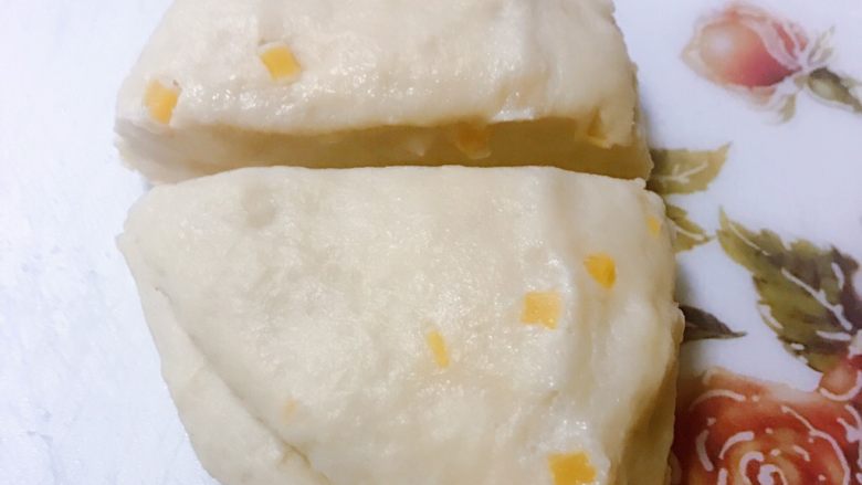 咸香芝士司康(酵母版),按平的面团再切成2部分;