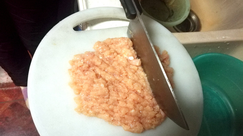 松仁鸡糜,把鸡胸肉洗净后,剁成碎末。