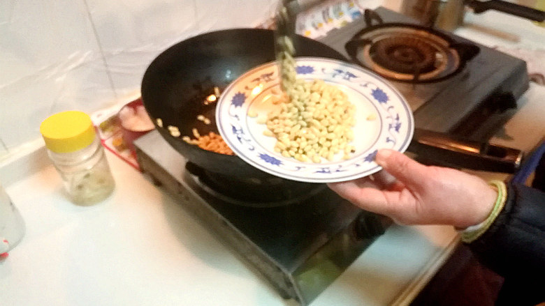 松仁鸡糜,松子肉洗净后,沥干水,放在油锅中,用小火炒熟。