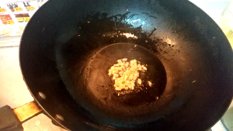 松仁鸡糜,锅中放油,放入姜末,煸出香味。