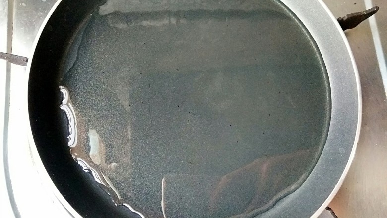香煎小鲳鱼,铁锅就稍微多放点油,不粘锅的话可以少一点。铁锅要烧到微微冒烟的热度才下鱼,不粘锅的话就不用热太久。