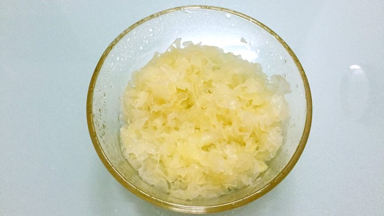 百变水果+银耳雪梨羹,泡发好的银耳洗净撕成小朵