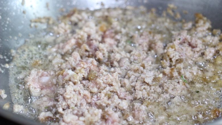 青菜猪肉馄饨,放入肉末,炒碎