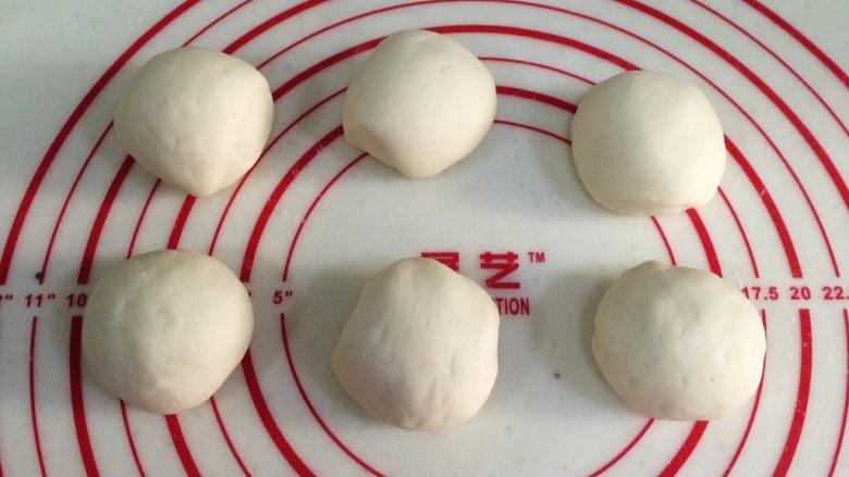 红糖小锅盔,发好的面团取出排气,分成六等份,滚圆。