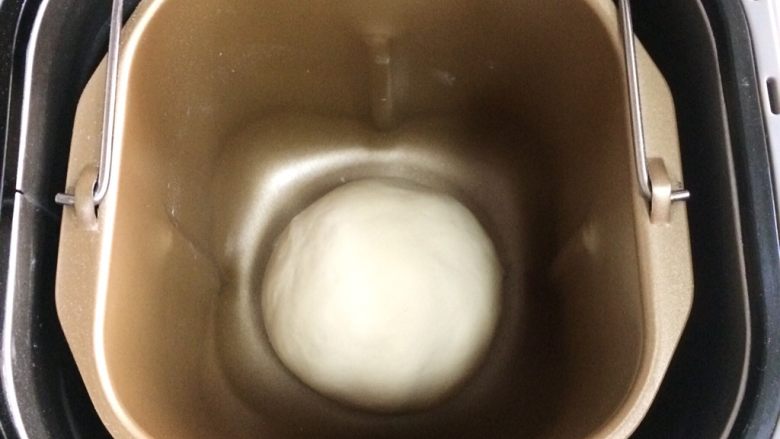 红糖小锅盔,和面约20分钟成光滑的面团,直接放在面包机桶内进行发酵。