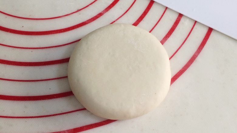 红糖小锅盔,把包好的饼轻轻按压,然后用擀面杖擀成厚度为1厘米的圆饼状,也可以用刮板直接按压成型。