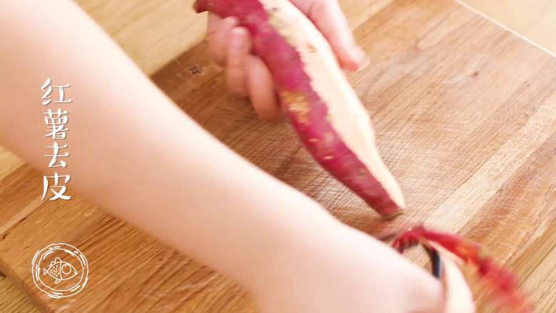 18m+芝士焗红薯(宝宝辅食),首先,<a style='color:red;display:inline-block;' href='/shicai/ 2585'>红薯</a>洗净去皮、切片~