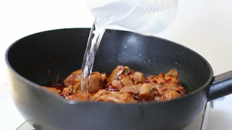 酱烧鸡腿,添入热水与锅中食材持平,小火炖煮约20分钟