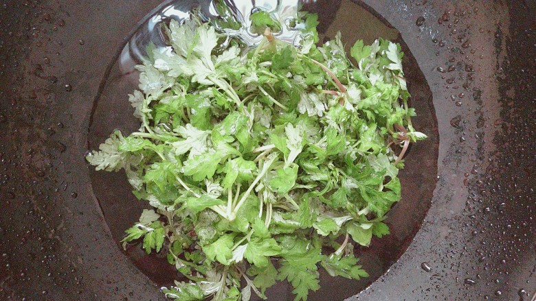 黑芝麻花生艾叶粑,放入锅里加适量的水,多煮一下,煮点艾叶的那种苦味和青味!