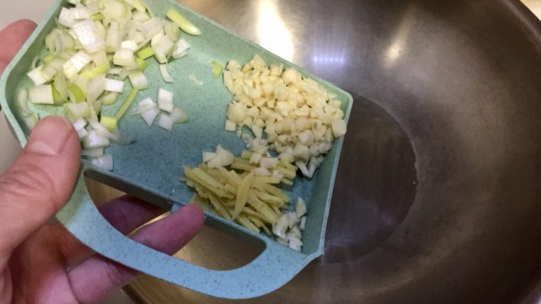 冬日里的一抹艳色➕三彩手撕杏鲍菇,热锅冷油,小火煸香蒜蓉姜丝葱末