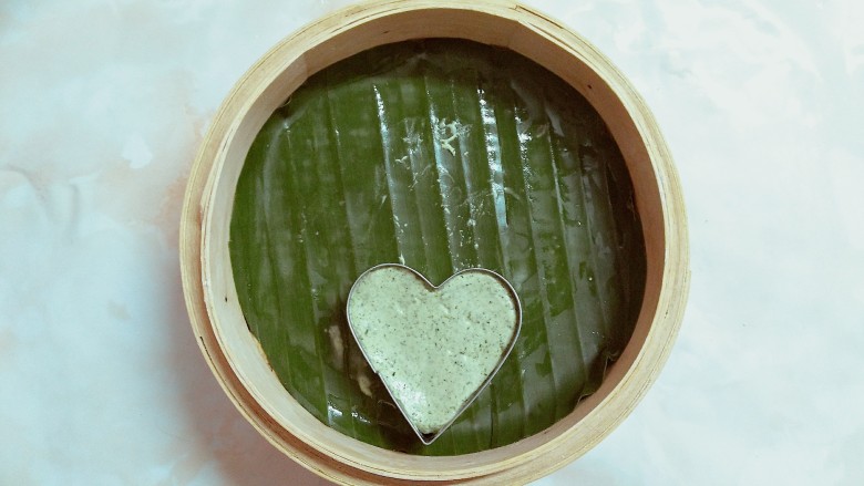 黑芝麻花生艾叶粑,搓圆后放入心形模具里,没有模具直接压扁上锅蒸也是一样的!