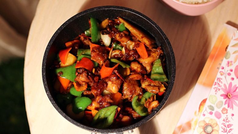 家庭版三杯鸡,简易家庭版三杯鸡略逊台式正宗三杯鸡
可台北爱情故事 厦门爱情故事
20世纪爱情故事 21世纪爱情故事
只是因为爱情
同样绽放的都犹如厦门火热的三角梅
今天就酱纸
^_^