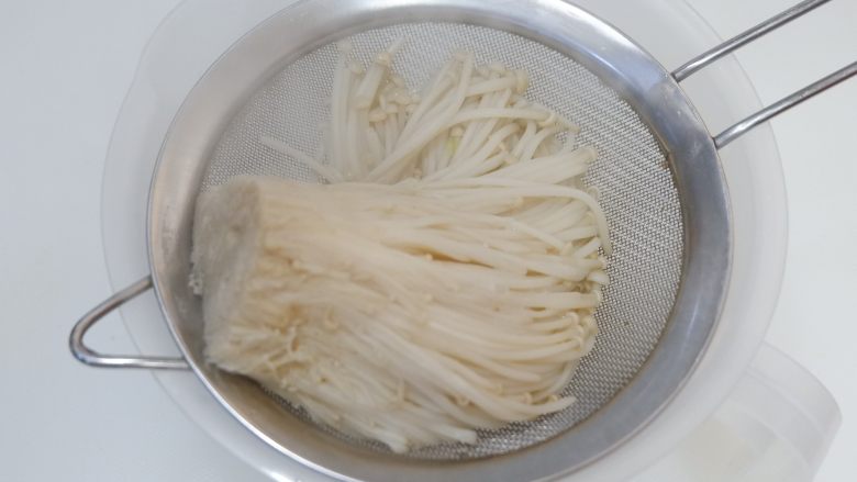完美便当方程式「7」,取出金针菇,沥干水份