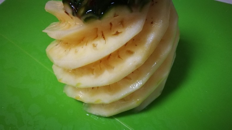 百变水果~菠萝酸奶杯,<a style='color:red;display:inline-block;' href='/shicai/ 597'>菠萝</a>用盐水泡过