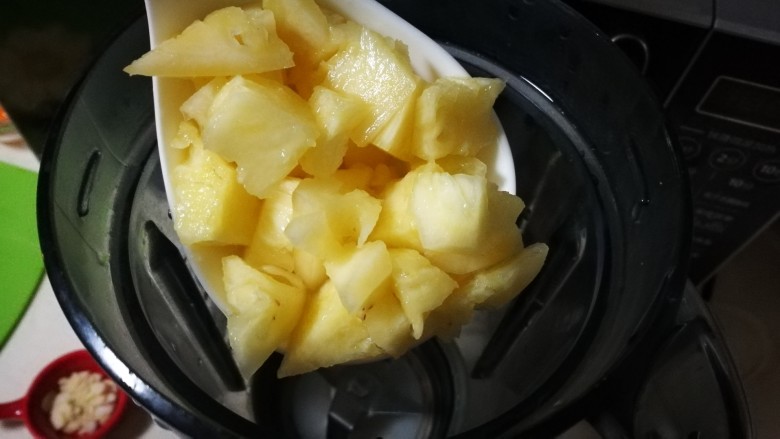 百变水果~菠萝酸奶杯,把菠萝块儿倒入榨汁机