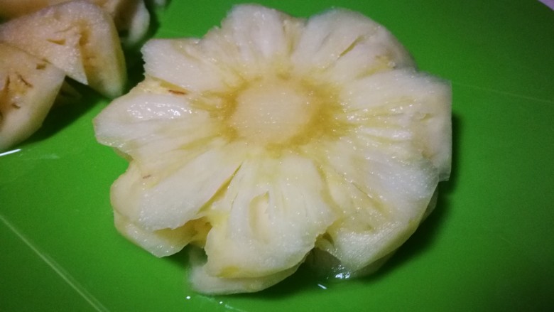 百变水果~菠萝酸奶杯,菠萝切片 再切成小块儿