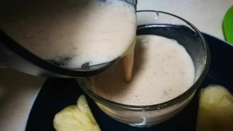 百变水果~菠萝酸奶杯,盛在杯子里