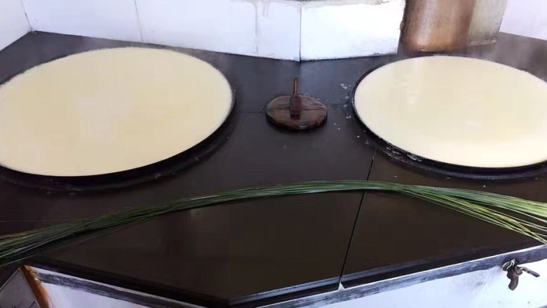 纯手工豆腐皮,一般一个锅里每8分钟就可以捞出一张豆腐皮。做豆腐皮期间,要适时添加柴火,注意火候,时刻观察豆浆表面。
