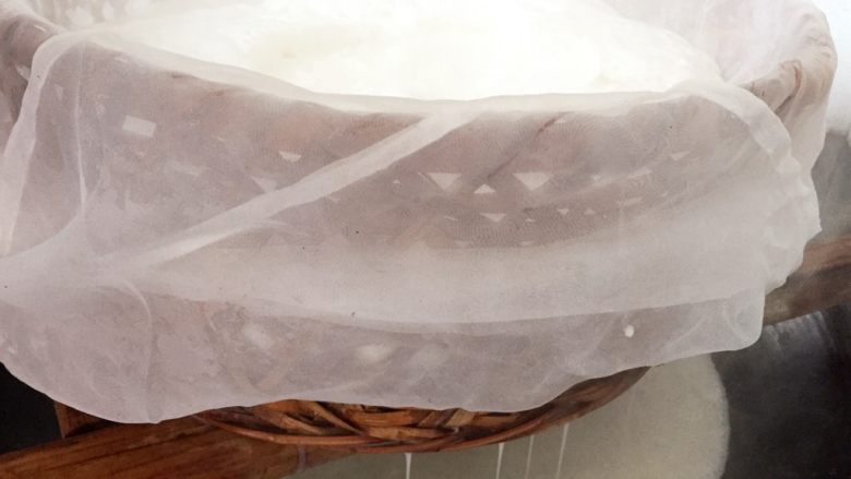 纯手工豆腐皮,准备做豆腐专用纱布袋,(纱布越浓密越好)把磨好的豆浆添加热开水过筛,挤出新鲜的豆浆。