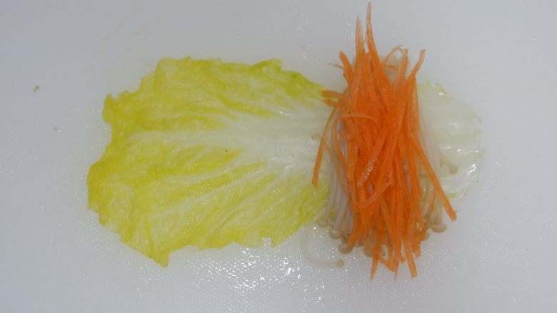 完美便当方程式「7」,把金针菇胡萝卜丝依次铺在根部