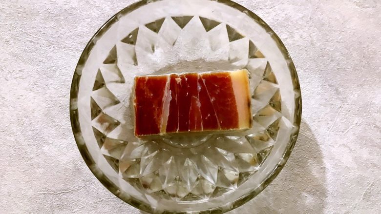 火树银花~火腿酱肉豆干蒸鸡蛋,<a style='color:red;display:inline-block;' href='/shicai/ 438'>火腿</a>稍微冲洗一下之后用适量温开水浸泡,备用