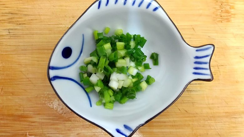 火树银花~火腿酱肉豆干蒸鸡蛋,这期间我们把<a style='color:red;display:inline-block;' href='/shicai/ 157'>小葱</a>洗净,切圈,备用
