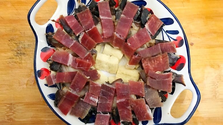 火树银花~火腿酱肉豆干蒸鸡蛋,火腿如图所示,码在酱肉上