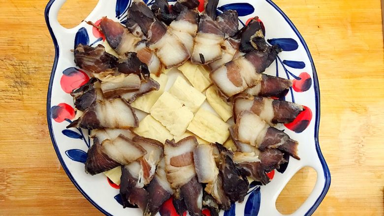 火树银花~火腿酱肉豆干蒸鸡蛋,酱肉如图所示,码在豆干上