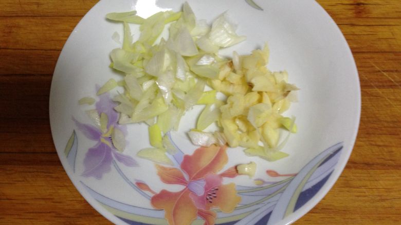 超级好吃――麻辣爆炒腊鸡,
煮鸡的期间:葱、蒜切末
