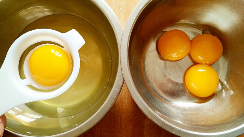 圣诞专款蛋糕――拉普兰德,取两个干净无水无油的容器，将鸡蛋蛋清蛋黄分离。