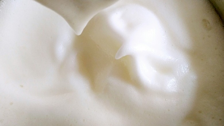 圣诞专款蛋糕――拉普兰德,20g白糖分三次加入4个蛋清中，用电动打蛋器打发，起小勾状就可以了。