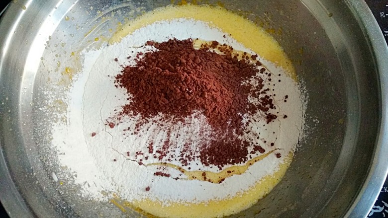 圣诞专款蛋糕――拉普兰德,然后筛入80g低粉，5g<a style='color:red;display:inline-block;' href='/shicai/ 920'>可可粉</a>。