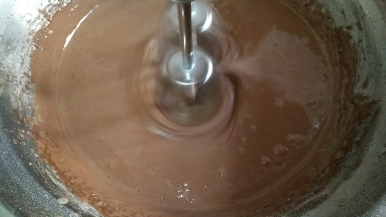 圣诞专款蛋糕――拉普兰德,用电动打蛋器打至均匀无颗粒状。