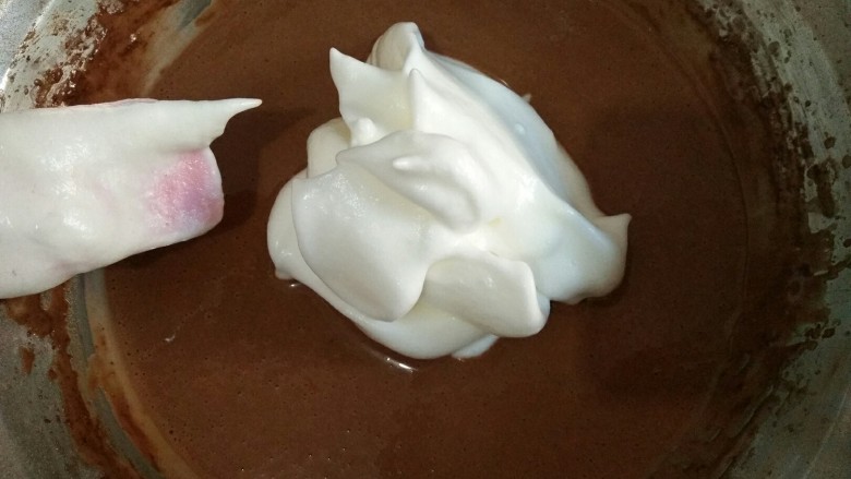 圣诞专款蛋糕――拉普兰德,在可可粉糊中加入三分之一的打发蛋清。