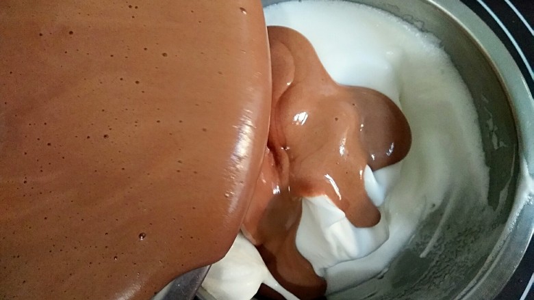 圣诞专款蛋糕――拉普兰德,将上面步骤中搅拌均匀的粉糊再倒入剩下的三分之二的打发蛋白中。