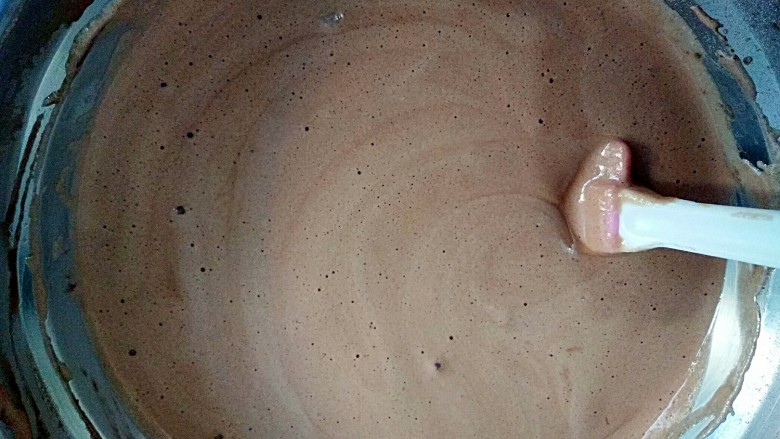 圣诞专款蛋糕――拉普兰德,同样是用翻来翻去的搅拌方法，用硅胶刀搅拌均匀。