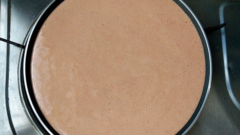 圣诞专款蛋糕――拉普兰德,将搅拌均匀的蛋糕糊倒进不沾平底锅中震一下气泡，加盖小火慢烘。（锅中不用放油）