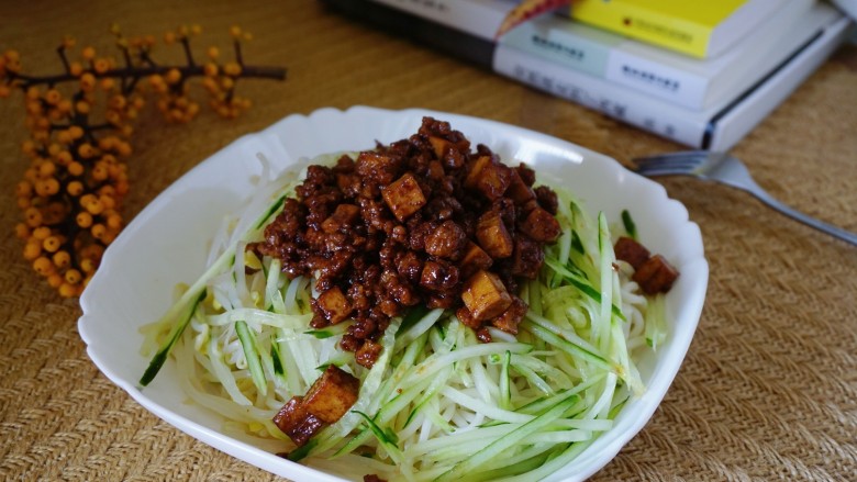 家常炸酱面，快手又美味哦,铺上肉酱。