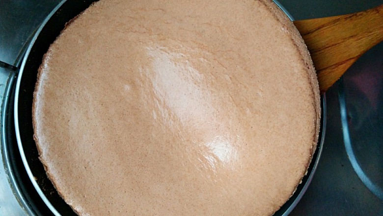 圣诞专款蛋糕――拉普兰德,八分熟时，用木铲将蛋糕坯托起。