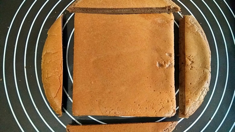 圣诞专款蛋糕――拉普兰德,将蛋糕片切掉四周。