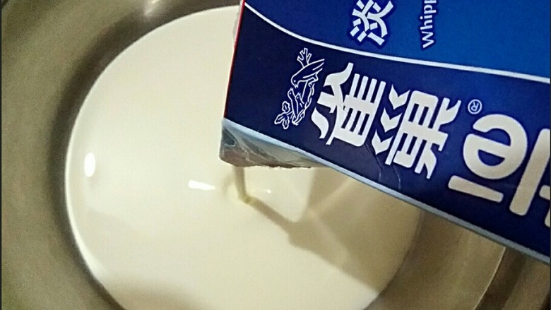 圣诞专款蛋糕――拉普兰德,在容器中倒入120ml淡奶油，加了20g白糖（加糖量根据个人口味调整就好）。