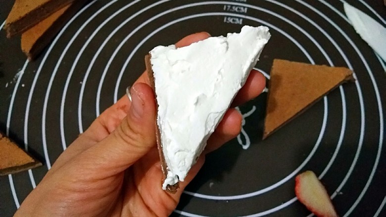 圣诞专款蛋糕――拉普兰德,将打发的淡奶油均匀涂在蛋糕片上。