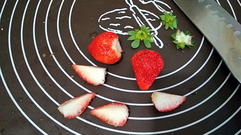 圣诞专款蛋糕――拉普兰德,<a style='color:red;display:inline-block;' href='/shicai/ 592'>草莓</a>洗净去蒂，一切四瓣。