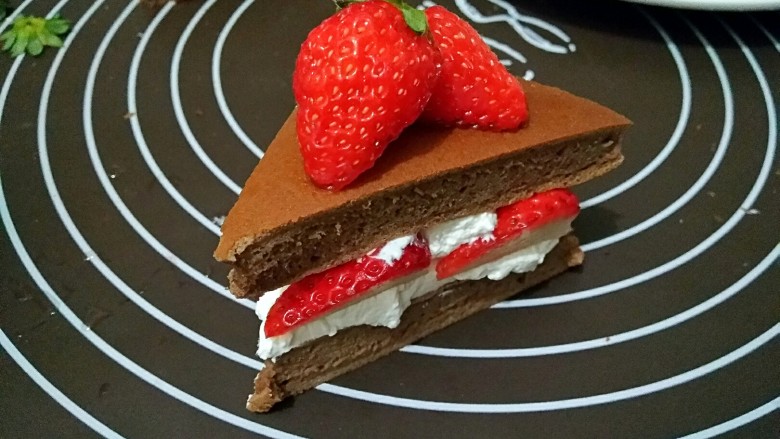 圣诞专款蛋糕――拉普兰德,夹在奶油中间，上面再盖一层蛋糕片，在上面摆上草莓。