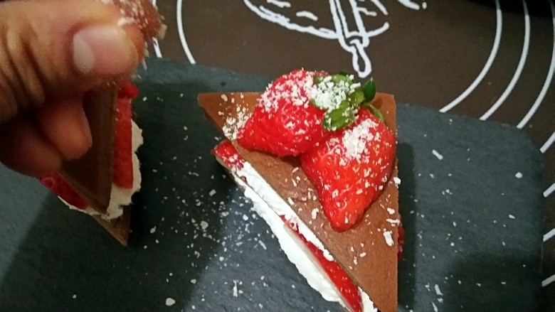 圣诞专款蛋糕――拉普兰德,撒上一层椰蓉或者糖霜。